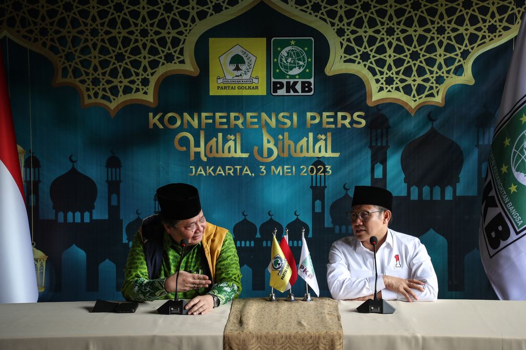 Ketua Umum Partai Golkar Airlangga Hartarto (kiri) berbincang dengan Ketua Umum Partai Kebangkitan Bangsa (PKB) Muhaimin Iskandar (kanan) dalam konferensi pers di Plataran, Senayan, Jakarta, Rabu (3/5/2023). 
