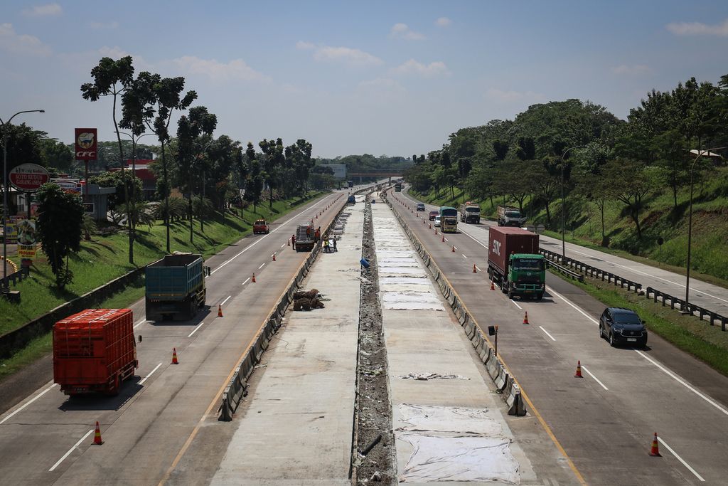 Proyek penambahan lajur di jalan Tol Cikopo-Palimanan, Subang, Jawa Barat, Sabtu (8/4/2023). 