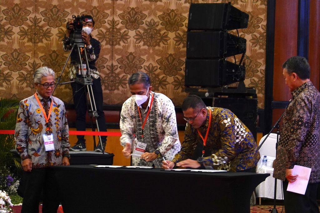 Wakil Presiden Ma’ruf Amin meresmikan Proyek Strategis Nasional (PSN) Jambaran Tiung Biru (JTB) serta Lapangan Gas MDA dan MBH di Ballroom, Sheraton Hotel and Towers, Surabaya, Jawa Timur, Rabu (8/2/2023). 
