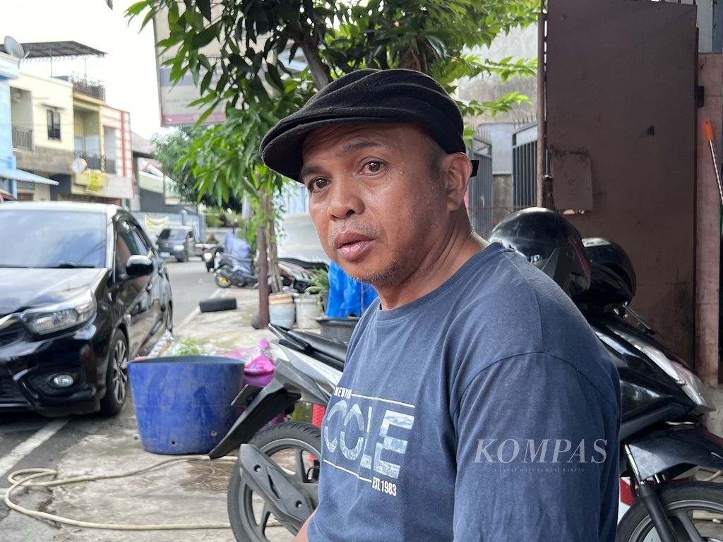 Syamsu Rizal, Ketua RT 003 Kelurahan Bontoala Tua, Kecamatan Bontoala, Makassar, Senin (15/4/2024). Seorang warganya ditangkap atas tuduhan pembunuhan kepada istrinya enam tahun lalu dan mayatnya dikubur di belakang rumah.