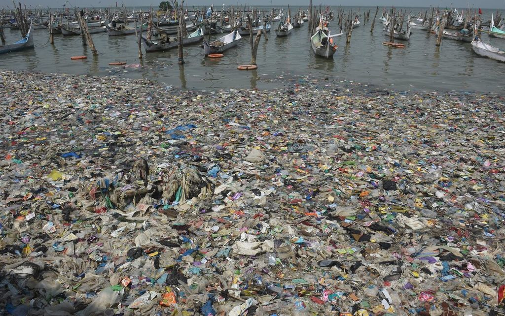 Hamparan sampah yang menutupi pantai di Kecamatan Kwanyar, Kabupaten Bangkalan, Jawa Timur, Senin (13/5/2024). Data dari Program Lingkungan Perserikatan Bangsa-Bangsa (UNEP) menyebutkan Indonesia merupakan negara penghasil sampah plastik terbesar kedua di dunia setelah China. 