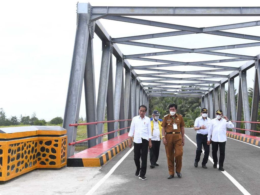 Pada kunjungan kerja di Provinsi Sumatera Utara, Presiden Joko Widodo meninjau infrastruktur Jalan Nasional Lingkar Nias dan Jembatan Idano Sibolou di Kabupaten Nias Barat, Rabu (6/7/2022).