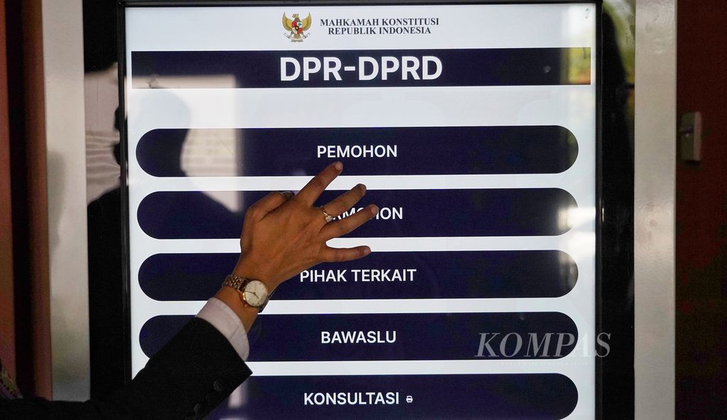 Tampilan layar penentuan jenis laporan bagi pendaftar sengketa pemilihan legislatif saat digelar Simulasi Pendaftaran Pengajuan Perselisihan Hasil Pemilu (PHPU) di Mahkamah Konstitusi, Jakarta, Rabu (6/3/2024). 