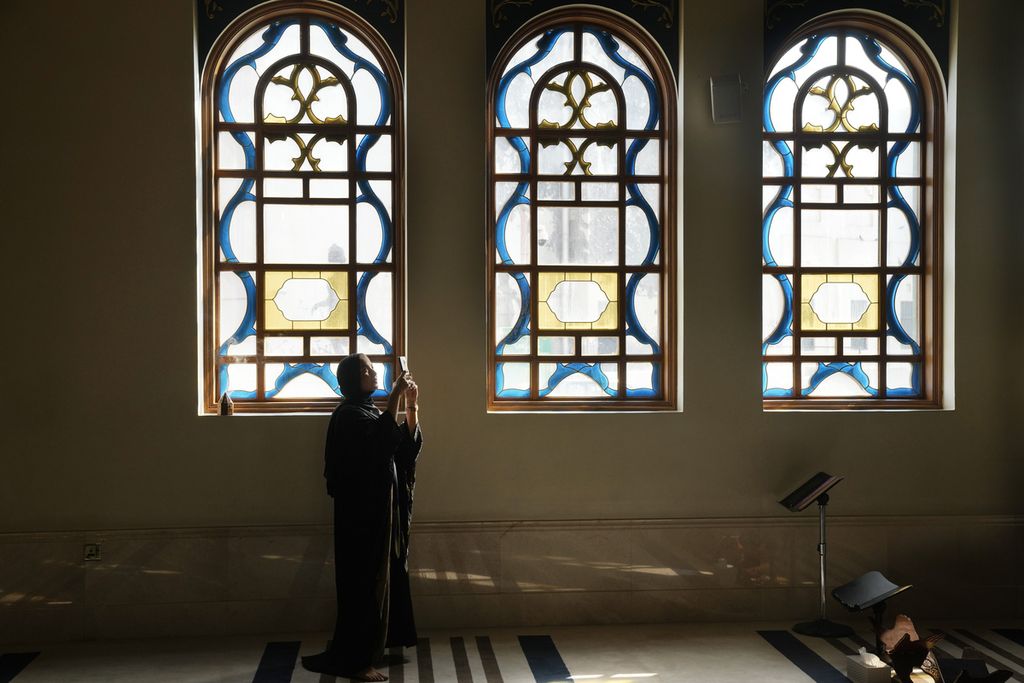 Seorang turis perempuan asal Hongaria tengah mengambil foto di dalam Masjid Katara di Doha, Qatar, 6 Desember 2022. Selama perhelatan Piala Dunia 2022, banyak turis asing mendatangi masjid atau tempat-tempat bersejarah untuk mengenal lebih jauh tentang Islam dan kehidupan masyarakat Qatar. 