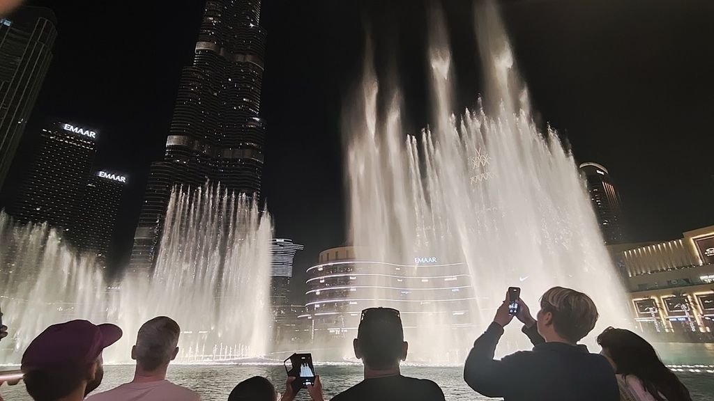 Wisatawan menonton pertunjukan Dubai Fountain di kawasan Burj Khalifa, Dubai Mall, Selasa (31/10/2023). Pertunjukan berlangsung setiap 30 menit mulai pukul 18.00 hingga 22.00 pada hari kerja dan mulai pukul 18.00 hingga 23.00 setiap akhir pekan (Kamis-Sabtu).