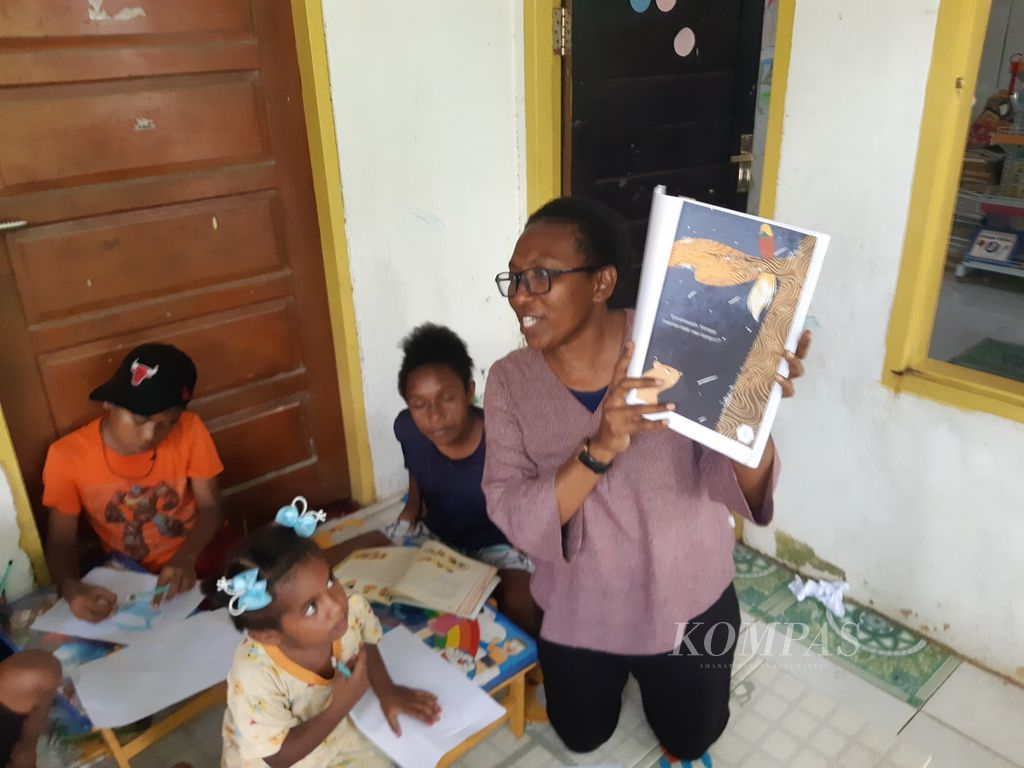 Ansri Nauw reads fairy tales to her students at the EGAD Kairos Learning House in Sorong City, Southwest Papua, on April 4, 2023.