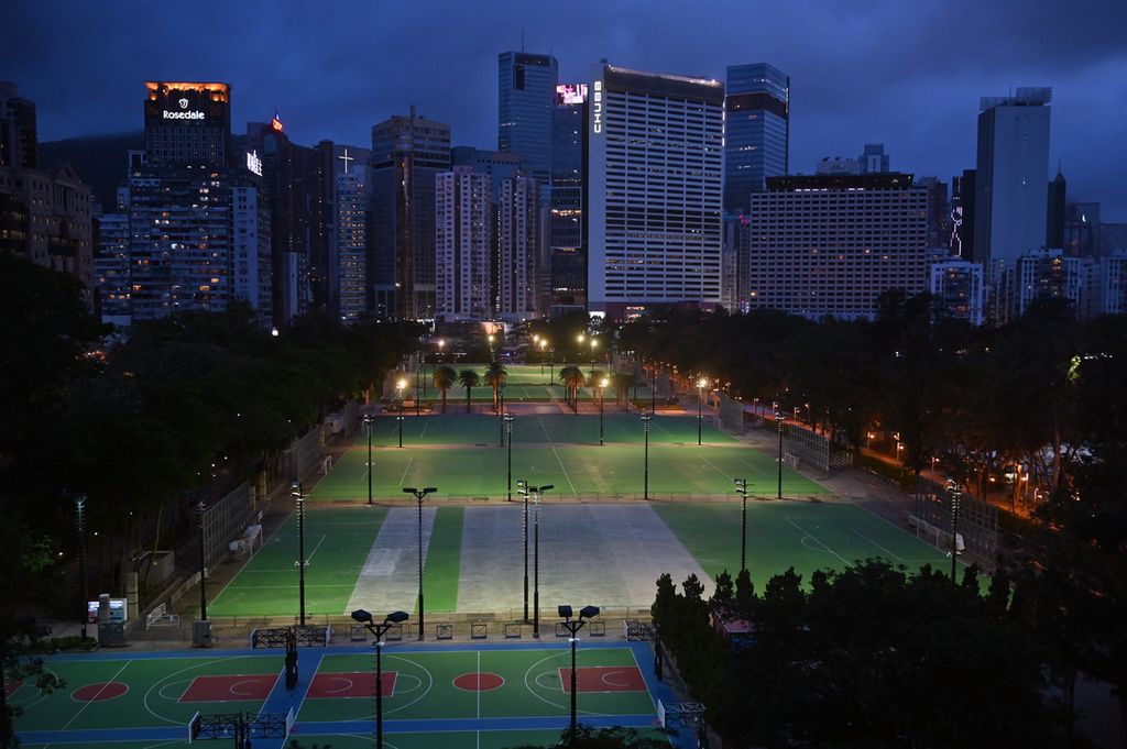 Pemandangan Victoria Park di Distrik Causeway Bay, Hong Kong, yang kosong pada 4 Juni 2022. Biasanya di tempat itu digelar peringatan Tragedi Tiananmen setiap tahun. 