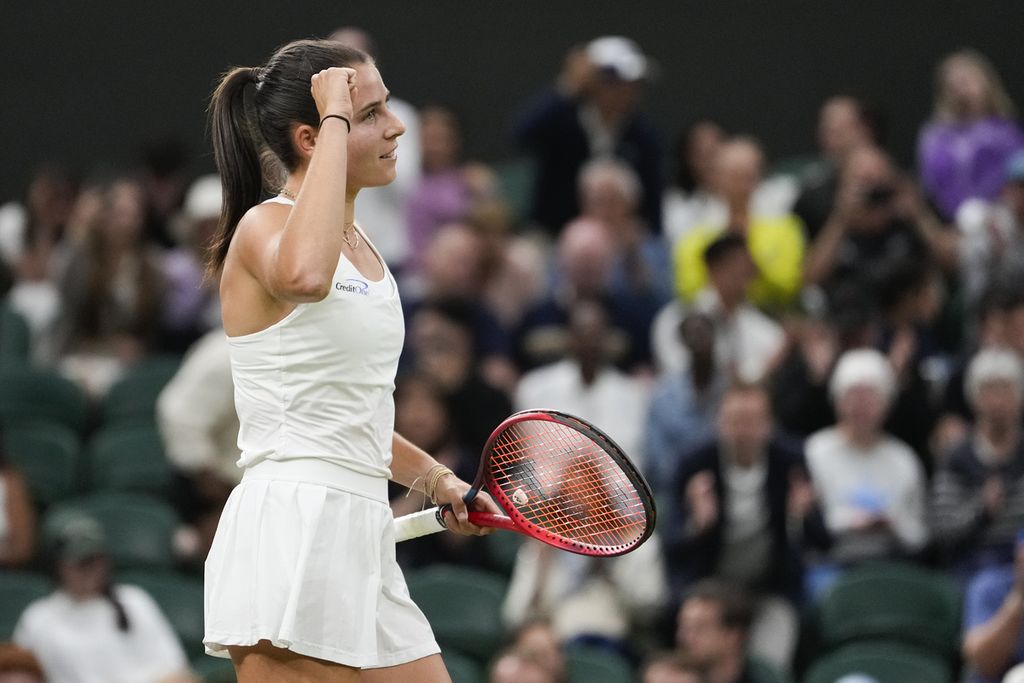 Selebrasi petenis AS, Emma Navarro, saat melawan rekan senegara, Coco Gauff, dalam pertandingan babak keempat Wimbledon di All England Club, London, Senin (8/7/2024) WIB. Navarro menang dengan skor 6-4, 6-3. 