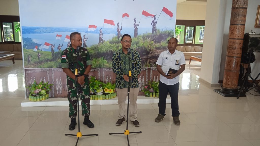 Komisioner Komnas HAM RI Choirul Anam bertemu dengan Panglima Kodam XVII/Cenderawasih Mayor Jenderal Muhammad Saleh Mustafa di Jayapura pada Selasa (13/9/2022). Dalam pertemuan ini dibahas izin bagi Komnas HAM untuk memeriksa enam prajurit TNI yang menjadi tersangka kasus pembunuhan empat warga di Mimika serta kasus penganiayaan warga di Kabupaten Mappi.