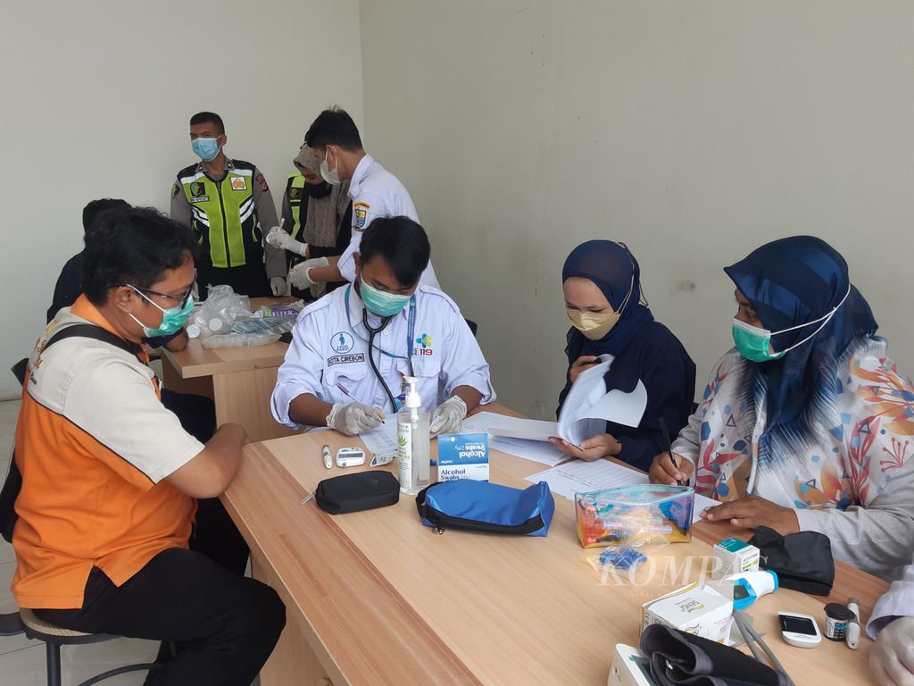 Petugas mengecek kesehatan sejumlah sopir di Terminal Harjamukti, Kota Cirebon, Jawa Barat, Rabu (21/12/2022).