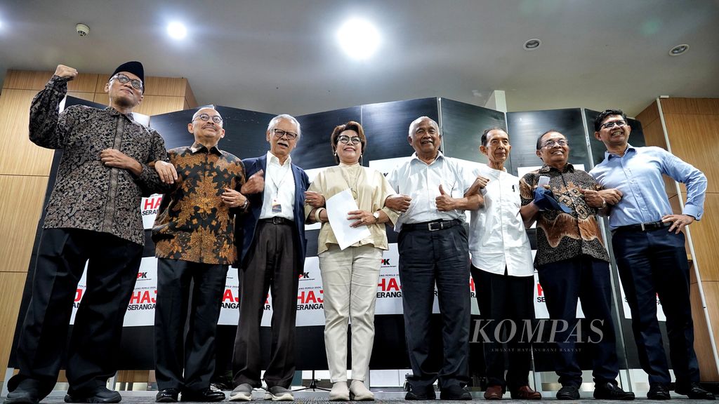 Former KPK leadership figures, namely M Jasin, Mas Achmad Santosa, Erry Riyana Hardjapamekas, Basaria Panjaitan, Taufiequrachman Ruki, Zulkarnain, Waluyo, and Laode M Syarif (from left to right), gathered and expressed their stance regarding the development of the national situation ahead of the 2024 General Election at the Anti Corruption Learning Center KPK building in Jakarta on Monday (5/2/2024).