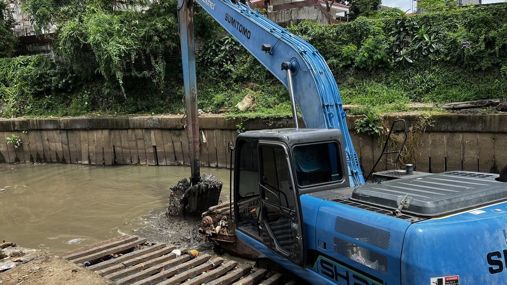 Pengerukan lumpur dengan alat berat di aliran Sungai Ciliwung di Jalan Matraman Dalam, Jakarta Pusat, Jumat (11/11/2022).