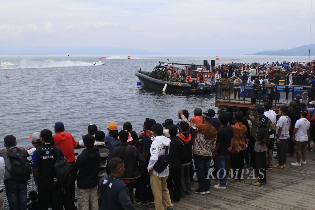 Para pebalap bersaing ketat dalam babak <i>spint race</i> Kejuaraan Dunia Perahu Motor Formula 1 (F1H2O) di Balige, Kabupaten Toba, Sumatera Utara, Sabtu (2/3/2024).