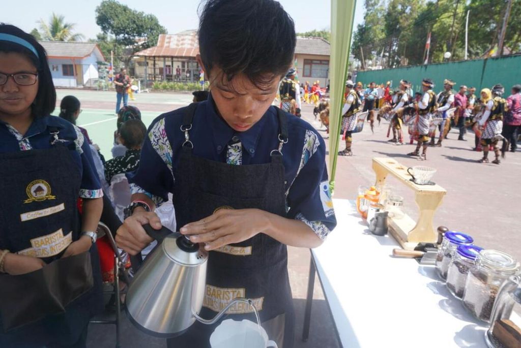 Salah seorang penyandang disabilitas intelektual sedang meracik kopi di BBRSPDI Kartini, Temanggung, Jawa Tengah, Rabu (18/9/2019). Sejumlah penyandang disabilitas di Temanggung telah mampu bekerja mandiri sebagai barista.