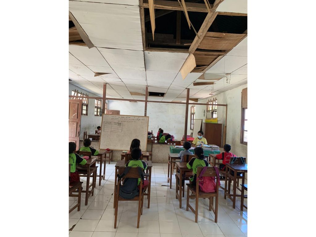 Proses pembelajaran di SD Bebar Timur yang rusak. Sekolah itu berada di Pulau Damer, Kabupaten Maluku Barat Daya, Maluku.