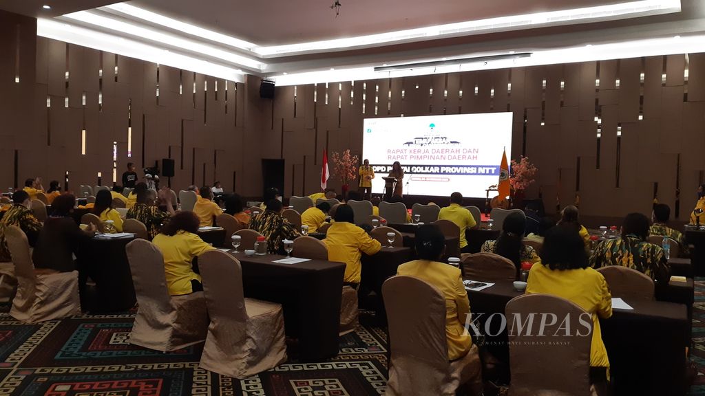 Suasana konsolidasi Partai Golkar lewat acara bertajuk Temu Akbar Milenial dan Perempuan yang digelar Dewan Pimpinan Daerah I Partai Golkar Nusa Tenggara Timur di Kota Kupang pada Jumat (4/2/2022). Konsolidasi politik ini menuju pemilu 2024. 