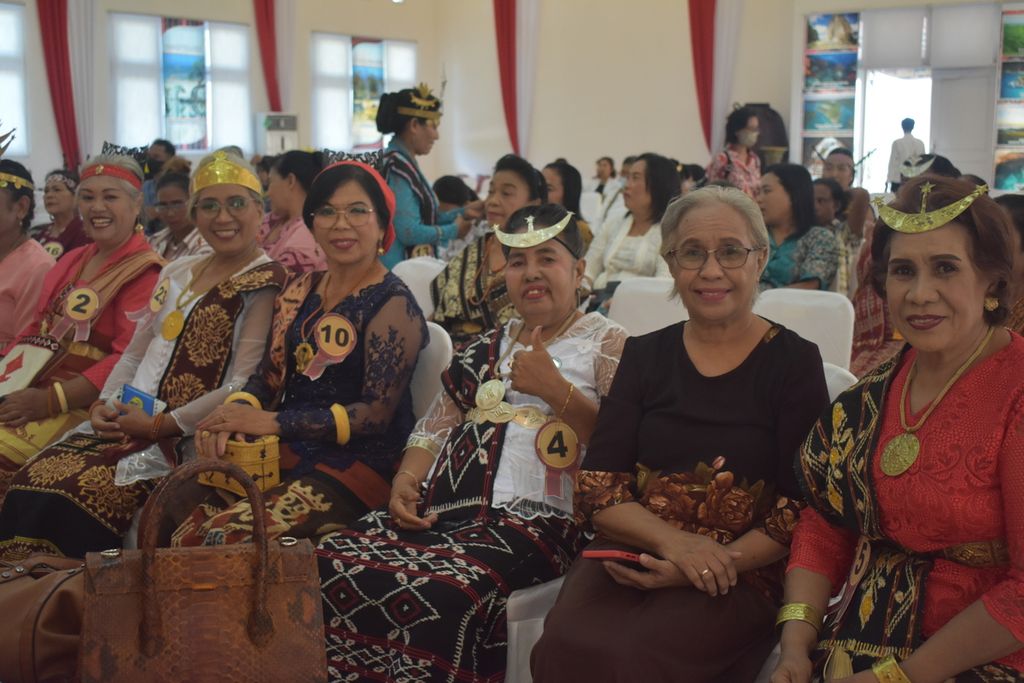 Kaum lansia kebanyakan pensiunan pegawai negeri sipil di tingkat Pemprov dan Pemkot Kupang hadir dalam lomba busana dan tari lansia yang diselenggarakan Komisi Daerah atau Komda Lansia di Kupang, Jumat (27/5/2022).