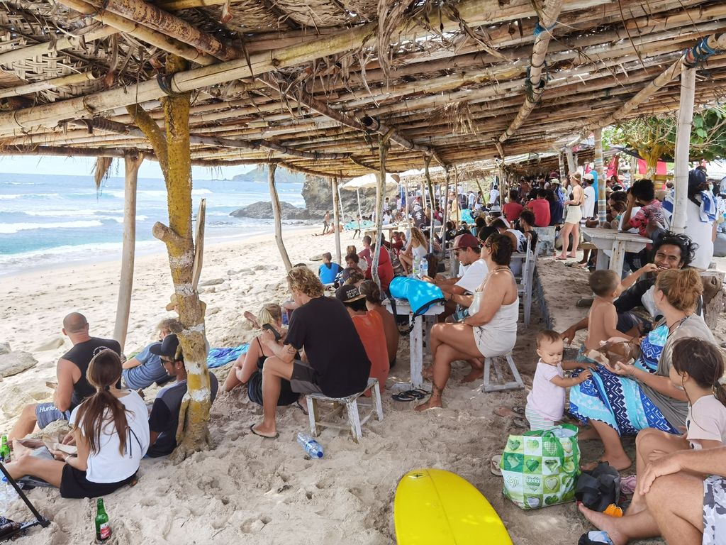 Ratusan pengunjung termasuk di dalamnya wisatawan mancanegara, wisatawan domestik, dan lainnya menyaksikan aksi para peselancar yang mengikuti Mandalika Hotel Association (MHA) Open 2020 Surfing Competition di Pantai Seger, Kawasan Ekonomi Khusus (KEK) Mandalika, Kuta, Pujut, Kabupaten Lombok Tengah, Nusa Tenggara Barat, Rabu (16/12/2020). Kompetisi selancar yang akan berlangsung tanggal 16-19 Desember 2020 itu, menjadi salah satu upaya untuk menggairahkan kembali sektor pariwisata di KEK Mandalika yang lesu akibat merebaknya Covid-19.