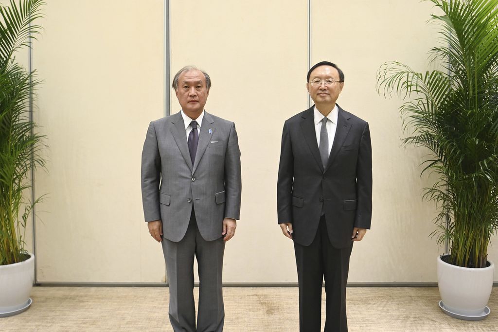 Foto yang dirilis kantor berita Xinhua memperlihatkan Yang Jiechi (kanan), Direktur Kantor Urusan Luar Negeri Komite Pusat Partai Komunis China, bersama Takeo Akiba, Sekretaris Jenderal Keamanan Nasional Jepang, dalam pertemuan level tinggi di Tianjin, China bagian utara, Rabu (17/8/2022).  