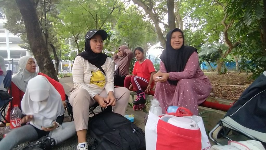 Para orangtua dari anak-anak yang tergabung dalam Garuda Muda Roller Skate Club tengah berbincang dan berbagi pengalaman, di Senayan, Jakarta, Sabtu (22/10/2022).