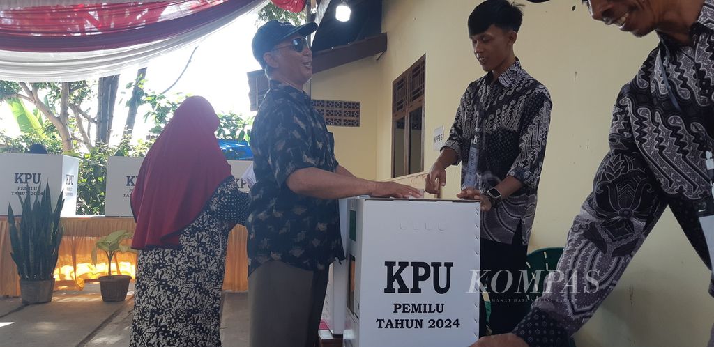 Seorang pemilih disabilitas tunanetra memasukkan surat suara dengan bantuan petugas di TPS 24 Kelurahan Gunung Terang, Kecamatan Langkapura, Kota Bandar Lampung, pada Rabu (14/2/2024). 