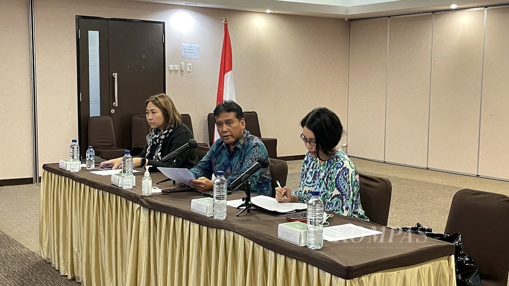  Ketua Umum Asosiasi Pengusaha Indonesia (Apindo) Hariyadi Sukamdani (tengah) dan Anggota Dewan Pertimbangan Apindo sekaligus Wakil Ketua Umum Asosiasi Pertekstilan Indonesia (API) Anne Patricia Susanto (kiri) dalam konferensi pers tentang sistem pengupahan di Jakarta, Rabu (16/11/2022).