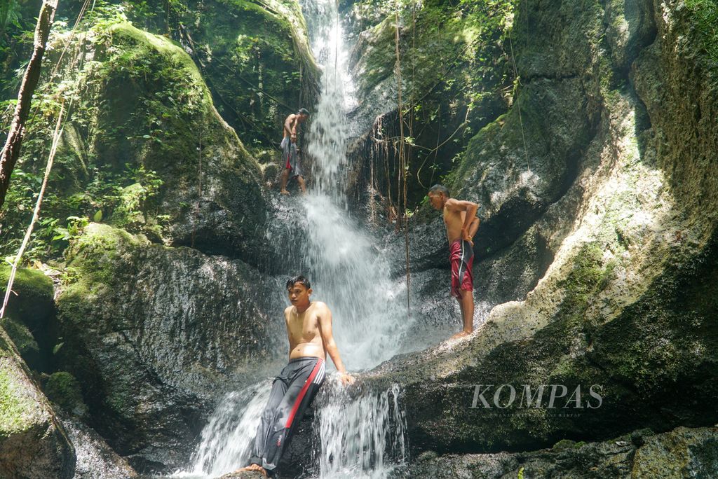 Pengurus dan anggota Kelompok Sadar Wisata (Pokdarwis) Alam Bonjol Adventure mandi-mandi di Air Terjun Pincuran Bidadari, Jorong Kampung Baru, Nagari Ganggo Mudiak, Kecamatan Bonjol, Pasaman, Sumatera Barat, Selasa (6/9/2022). Air Terjun Pincuran Bidadari merupakan salah satu destinasi wisatawa alam yang tengah dikembangkan pokdarwis. Lokasi air terjun ini sekitar 2 km dari Taman Equator yang menjadi ikon wisata Pasaman.