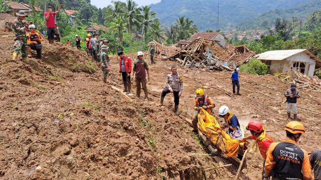 Proses pencarian hari kedua di lokasi longsor Kampung Gintung, Desa Cibenda, Kecamatan Cipongkor, Kabupaten Bandung Barat, Jawa Barat, Selasa (26/3/2024). Pada pencarian hari kedua, tim SAR gabungan menemukan empat jenazah warga di lokasi tersebut.
