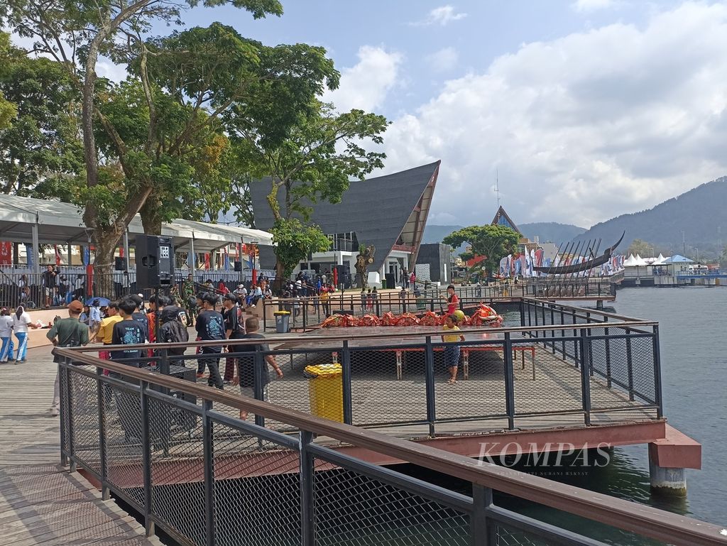 Persiapan pelaksanaan Kejuaraan Dunia Perahu Motor Formula 1 (F1H2O) dilakukan di tribune atau tempat menonton di Kabupaten Toba, Sumatera Utara, Kamis (29/2/2024). 