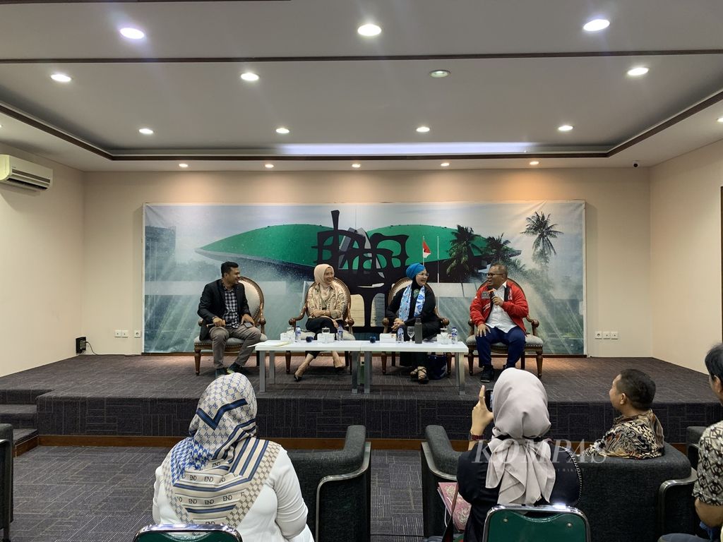 The aspiring celebrity legislative candidates who will run in the 2024 Legislative Election presented their ideas in front of reporters at the Senayan Complex in Jakarta on Tuesday (11/7/2023).