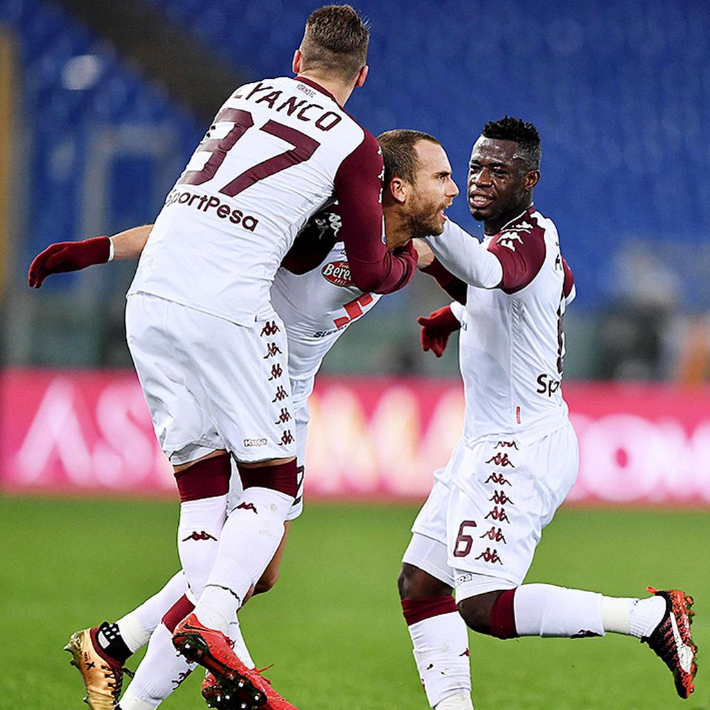Bek Torino,  Lorenzo De Silvestri, merayakan keberhasilannya mencetak gol  ke gawang AS Roma pada babak 16 besar Piala Italia di Stadion Olimpico Roma, Kamis (21/12) dini hari WIB. Torino mengalahkan Roma, 2-1, dan lolos ke perempat final.