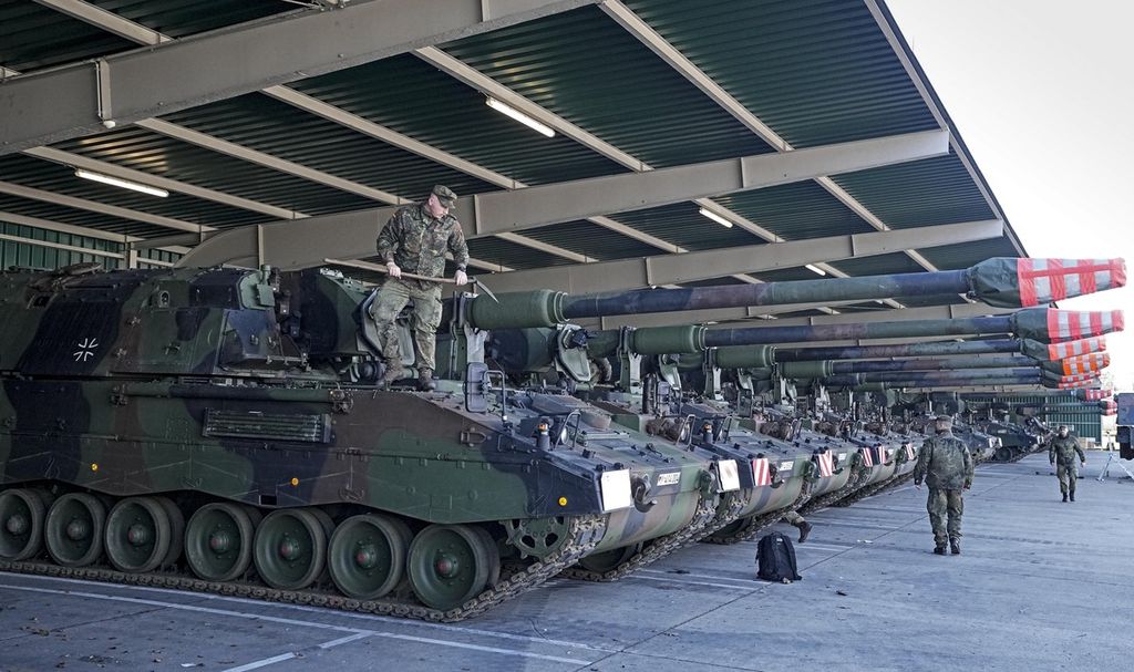 Tank Jerman di pangkalan Munster  pada 14 Februari 2022. Tank-tank itu dikirim ke Lithuania, anggota Pakta Pertahanan Atlantik Utara di Eropa Timur, menjelang perang Rusia-Ukraina. Kiev meminta Berlin memberikan tank Marder dan Leopard serta panser Gepard. Sejauh itu, permintaan itu belum dikabulkan. 