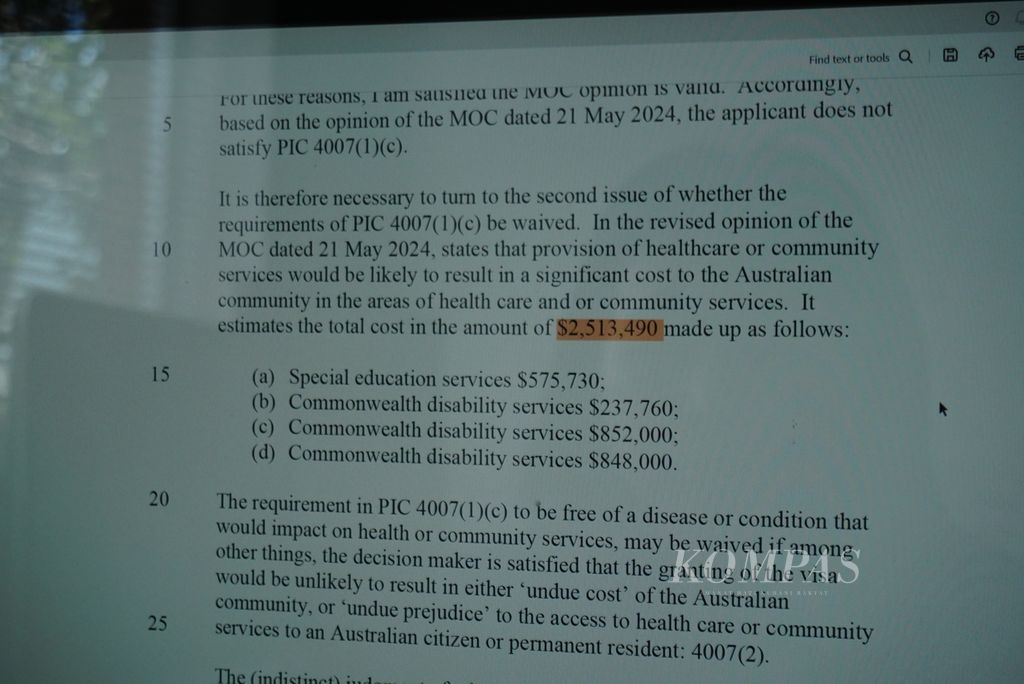 Dokumen putusan Tribunal Banding Administratif Australia menerakan estimasi dana publik yang dibutuhkan untuk memastikan kesejahteraan Jonathan (14), yang memiliki <i>cerebral palsy</i>, jika ia mendapat izin tinggal di Australia, sebagaimana ditunjukkan Lily Lumintang (43), ibunya, di rumah mereka di Kew, di timur Melbourne, Sabtu (24/8/2024).