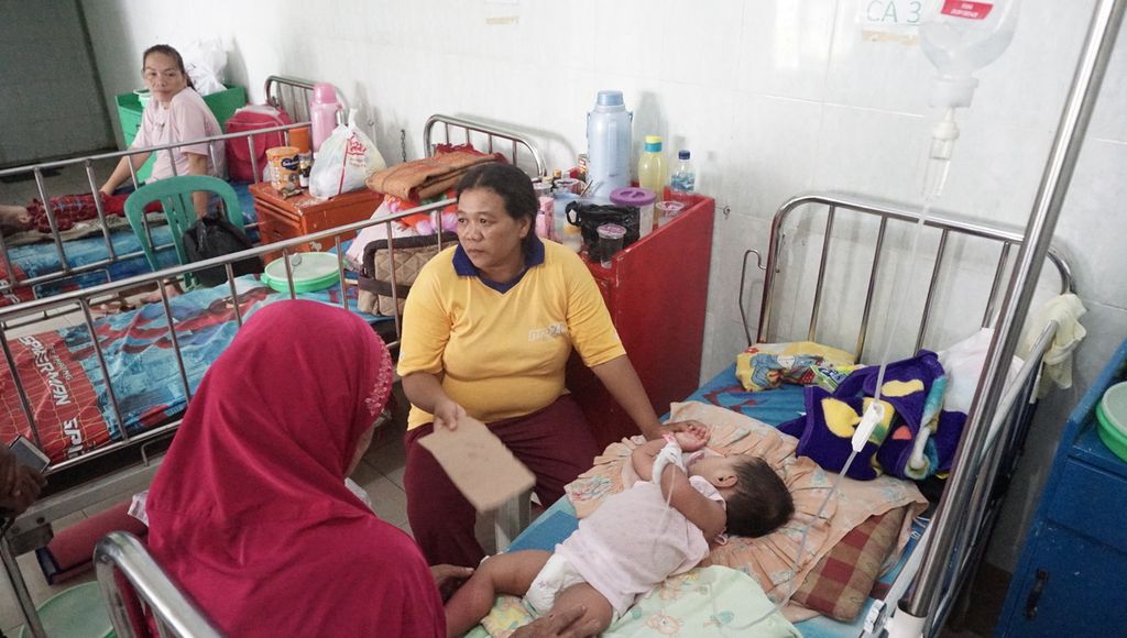 Seorang pasien bayi dirawat di ruang perawatan Rumah Sakit Dinas Kesehatan Tentara (DKT), Bandar Lampung, telah menjalani perawatan selama empat hari karena DBD, Kamis (12/3/2020).