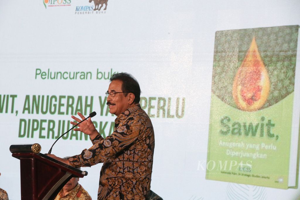 Dewan Pengawas Indonesia Palm Oil Strategic Studies (IPOSS) Sofyan Djalil menutup acara peluncuran buku dan diskusi <i>Sawit, Anugerah yang Perlu Diperjuangkan </i>di Jakarta, Kamis (5/9/2024).