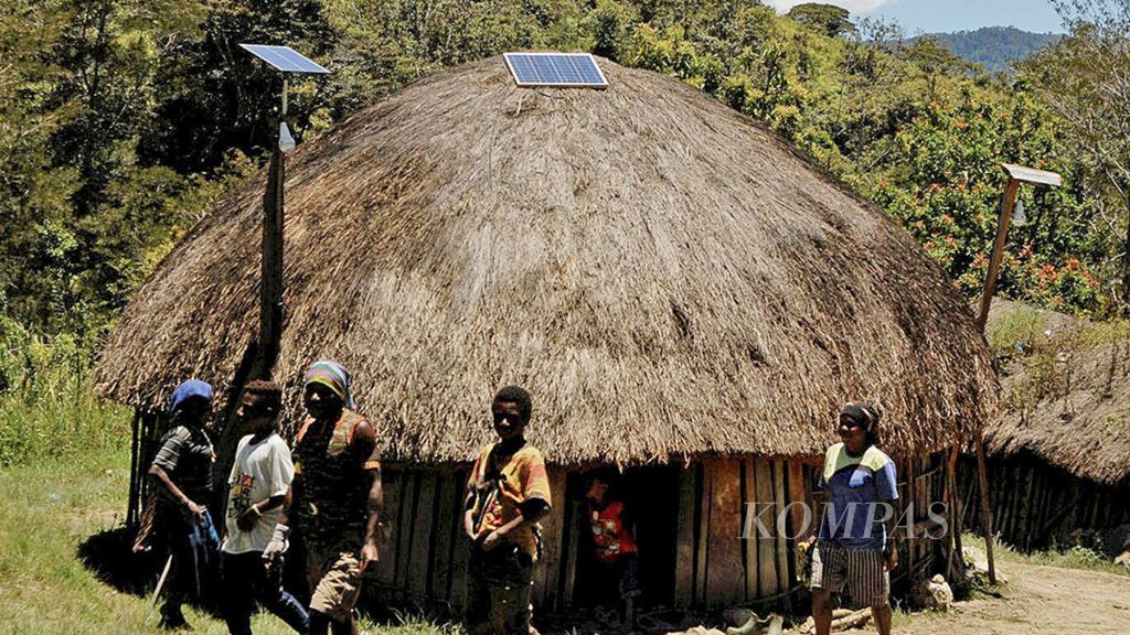 Warga di pedalaman Papua melintas di sebuah kampung di Kabupaten Lanny Jaya, Maret 2018.