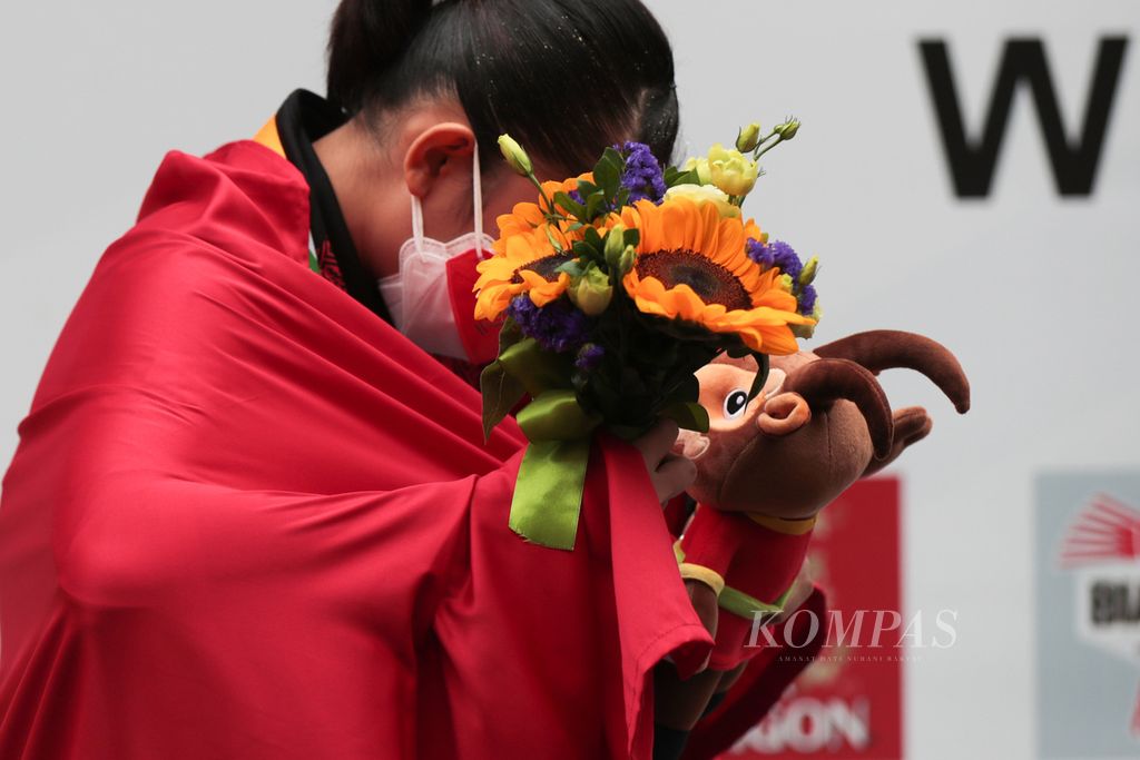 Atlet wushu Indonesia, Alisya Mellynar, tampak haru seusai meraih medali emas nomor taijiquan cabang Wushu SEA Games Vietnam 2021 di Cau Giay Gymnasium, Hanoi, Vietnam, Sabtu (14/5/2022). Alisya merupakan debutan di SEA Games.