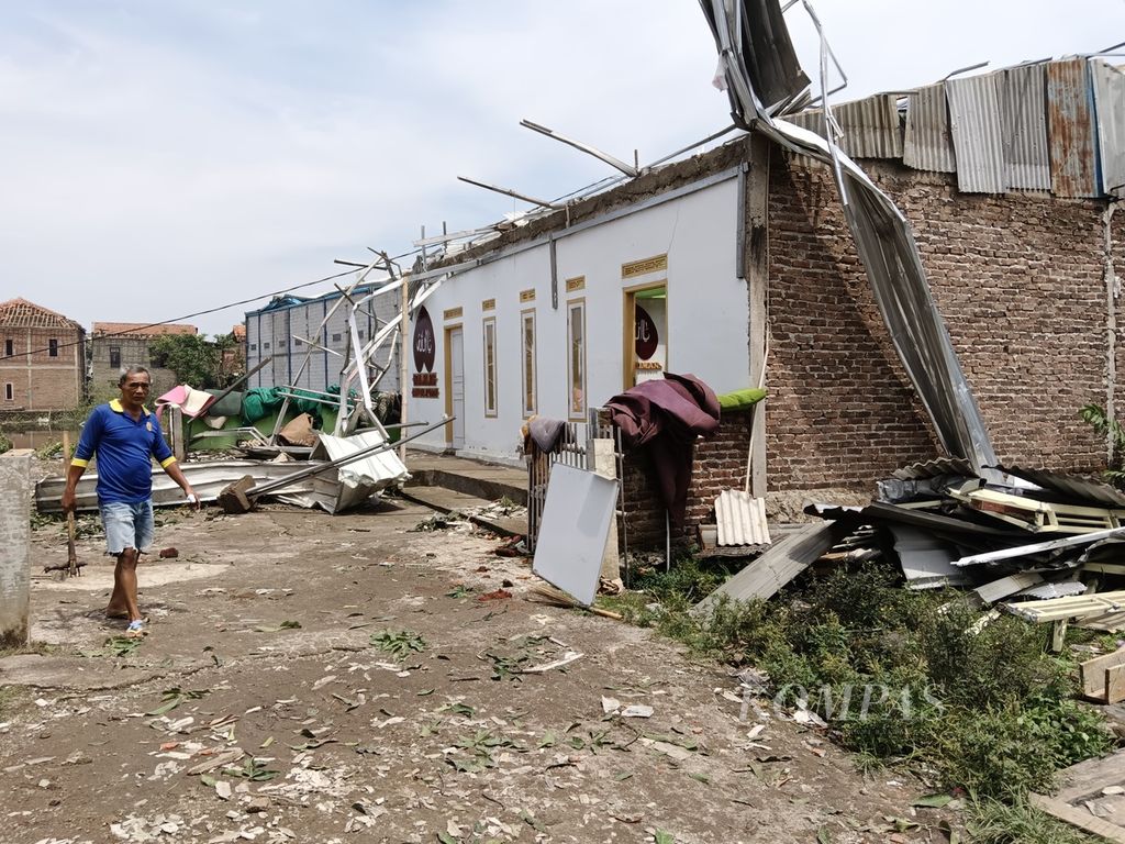 One of the facilities of a pesantren (Islamic boarding school) in Nanjung Mekar Village, Rancaekek District, Bandung Regency, West Java, was severely damaged on Thursday (22/2/2024). The facility was damaged due to a tornado that hit the area on Wednesday (21/2/2024) at around 4 pm.