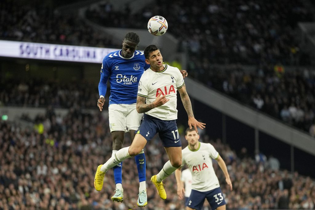 Pemain Tottenham Hotspur Cristian Romero dan pemain Everton Amadou Onana berebut menyundul bola di udara dalam pertandingan Liga Inggris antara Tottenham Hotspur dan Everton di Stadion Tottenham Hotspur, London, Minggu (16/10/2022). 