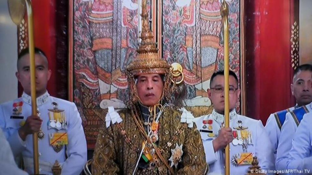 Raja Thailand Maha Vajiralongkorn mengenakan mahkota seberat 7,3 kilogram dan tingginya 66 sentimeter saat upacara penobatan di Istana Raja di Bangkok, Thailand, Sabtu (4/5/2019).