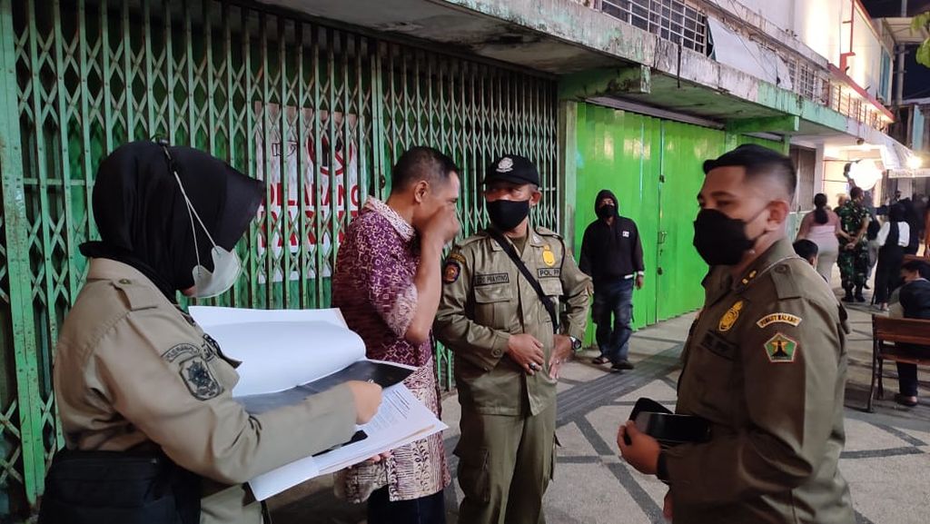 Petugas menindak pelanggaran protokol kesehatan di kawasan Kayutangan. Hal itu dilakukan untuk mencegah terus naiknya kasus covid-19 di Kota Malang. 
