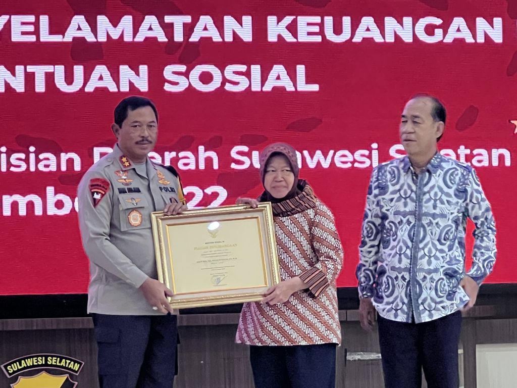Kepala Polda Sulawesi Selatan Inspektur Jenderal Nana Sujana menerima piagam penghargaan dari Menteri Sosial Tri Rismaharini di Markas Polda Sulsel di Makassar, Senin (26/12/2022). Penghargaan ini diberikan karena keberhasilan polda mengungkap kasus korupsi dana bansos.