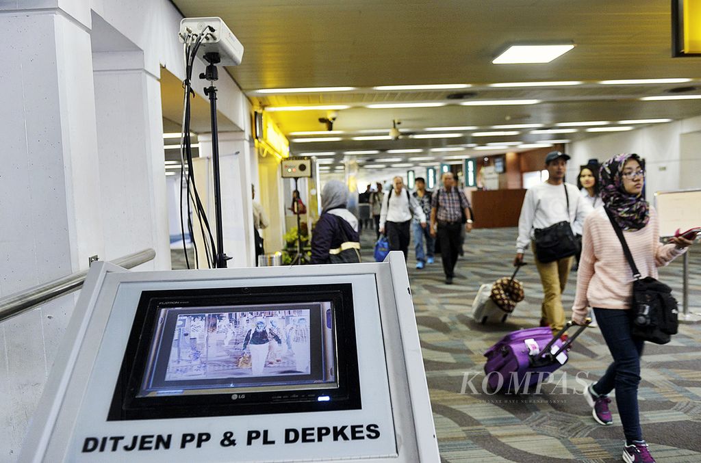 Alat pemindai panas suhu tubuh terpasang di terminal kedatangan penumpang luar negeri di Bandara Soekarno-Hatta, Cengkareng, Tangerang, Kamis (1/9/2016). Alat tersebut dianggap efektif memantau penumpang yang terduga terkena penyakit seperti zika dan MERS-CoV. 