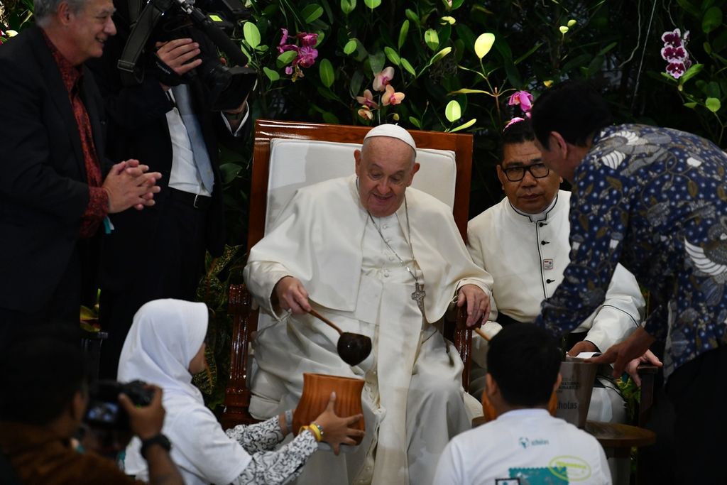 Paus Fransiskus mengambil air untuk memberkati tunas pohon mangrove dalam pertemuan dengan komunitas pemuda lintas iman yang diinisiasi  Scholas Occurrentes di Gedung Grha Pemuda, kompleks Gereja Katedral, Jakarta, Rabu (4/9/2024). 