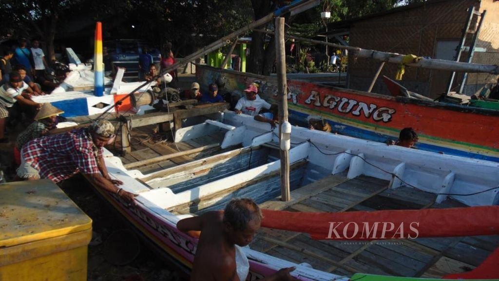 Nelayan mendorong perahu di pesisir Samadikun, Kota Cirebon, Jawa Barat, beberapa waktu lalu. Produksi perikanan tangkap di Kota Cirebon hingga triwulan III-2017 sebesar 5.172 ton.