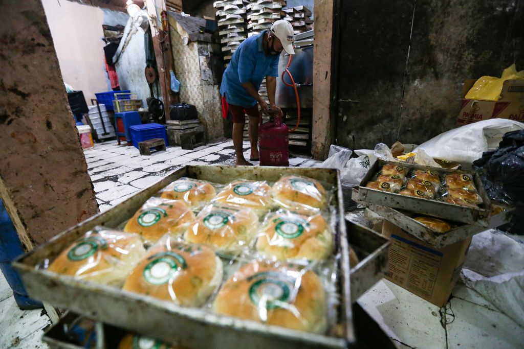 Jahidin (48) salah seorang pelaku usaha mikro kecil dan menengah (UMKM) roti menggunakan gas elpiji nonsubsidi 12 kilogram (kg) untuk produksi roti di kawasan Bendungan Hilir, Tanah Abang, Jakarta Pusat, Selasa (1/2/2022). Kenaikkan harga elpiji 12 kilogram dan 5,5 kilogram dirasakan berat oleh pelaku usaha kecil seperti UMKM roti Langgeng Sari ini.