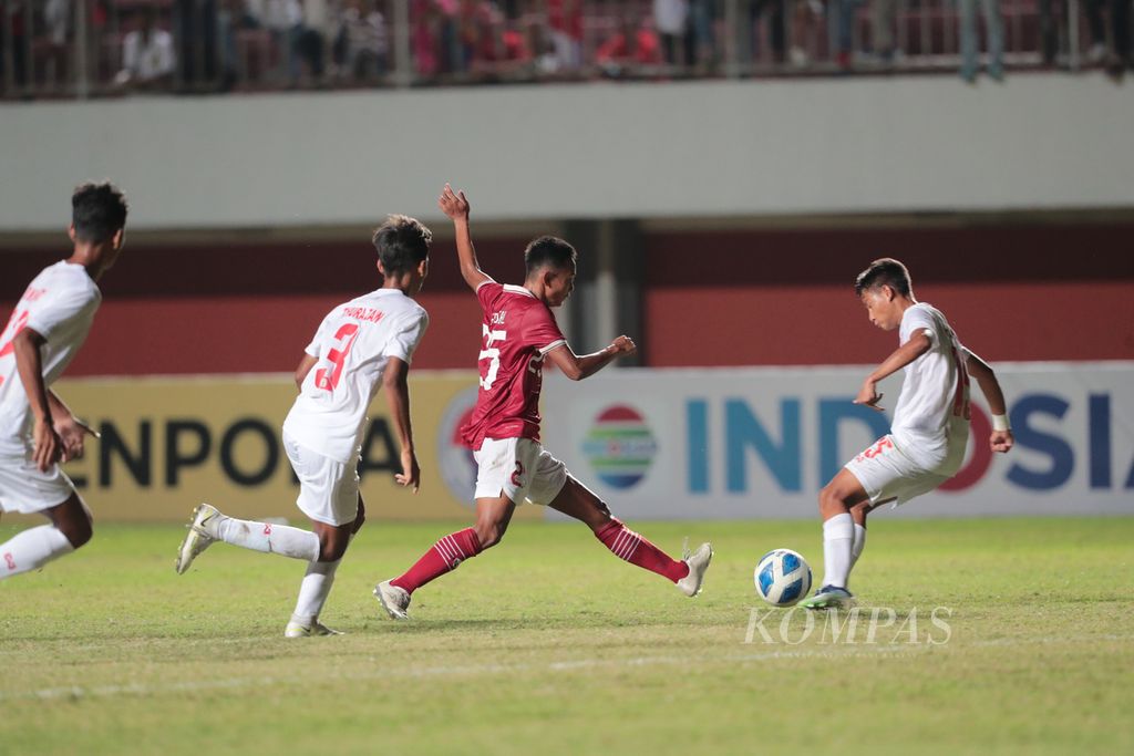 Pemain timnas U-16 Indonesia M. Riski Afrisal mencoba melewati pemain tim Myanmar U-16 di babak semifinal Piala AFF U-16 di Stadion Maguwoharjo, Sleman, DI Yogyakarta, Rabu (10/8/2022). 