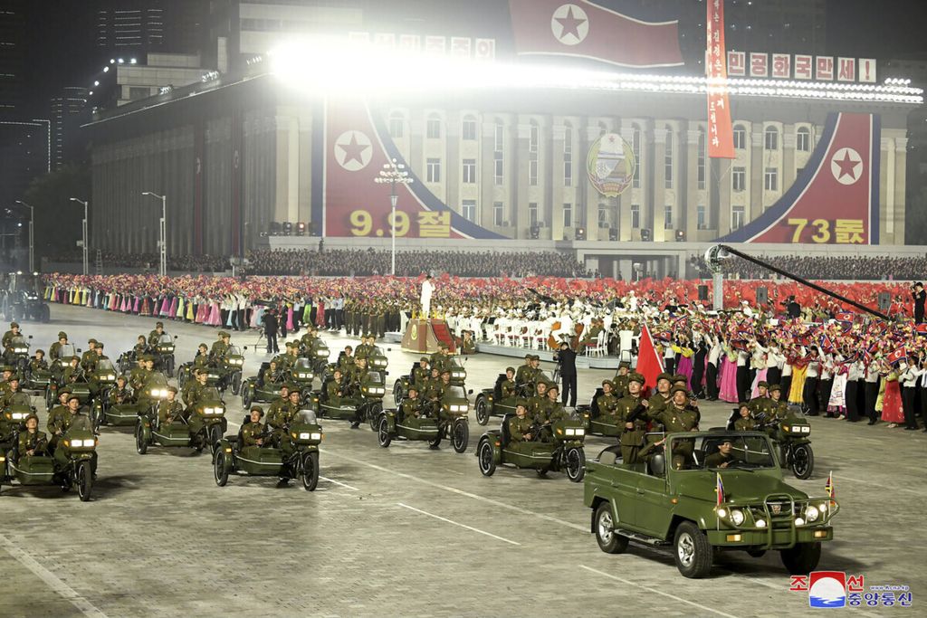 Militer Korea Utara memamerkan sejumlah peralatan tempur dalam parade militer memperingati ulang tahun ke-73 Korea Utara yang berlangsung di Kim Il Sung Square, Pyongyang, Kamis (9/9). Berbeda dengan dua parade milter sebelumnya, tidak ada penampilan rudal nuklir antarbenua yang muncul selama parade. 