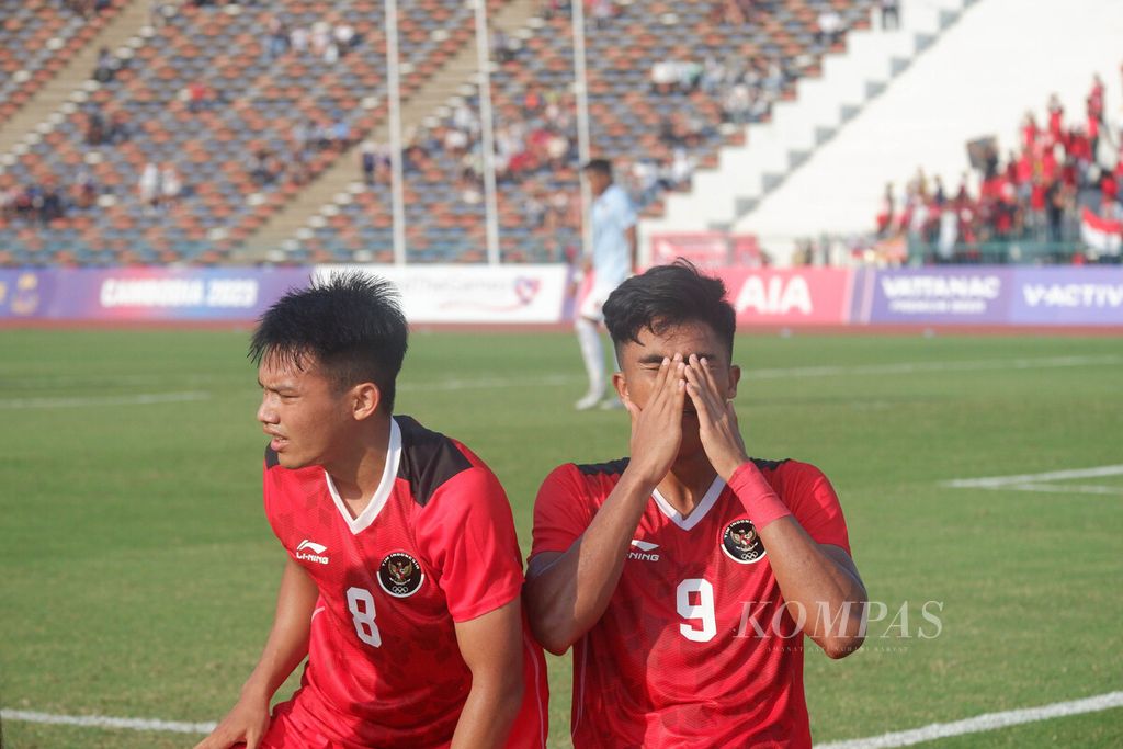 Penyerang tim sepak bola Indonesia U-22, Ramadhan Sananta, berselebrasi usai mencetak gol dari titik putih saat mengalahkan Myanmar 5-0 di Stadion National Olympic, Phnom Penh, Kamis (4/5/2023) sore. Sananta total sudah mengemas dua gol dari dua laga di SEA Games Kamboja 2023