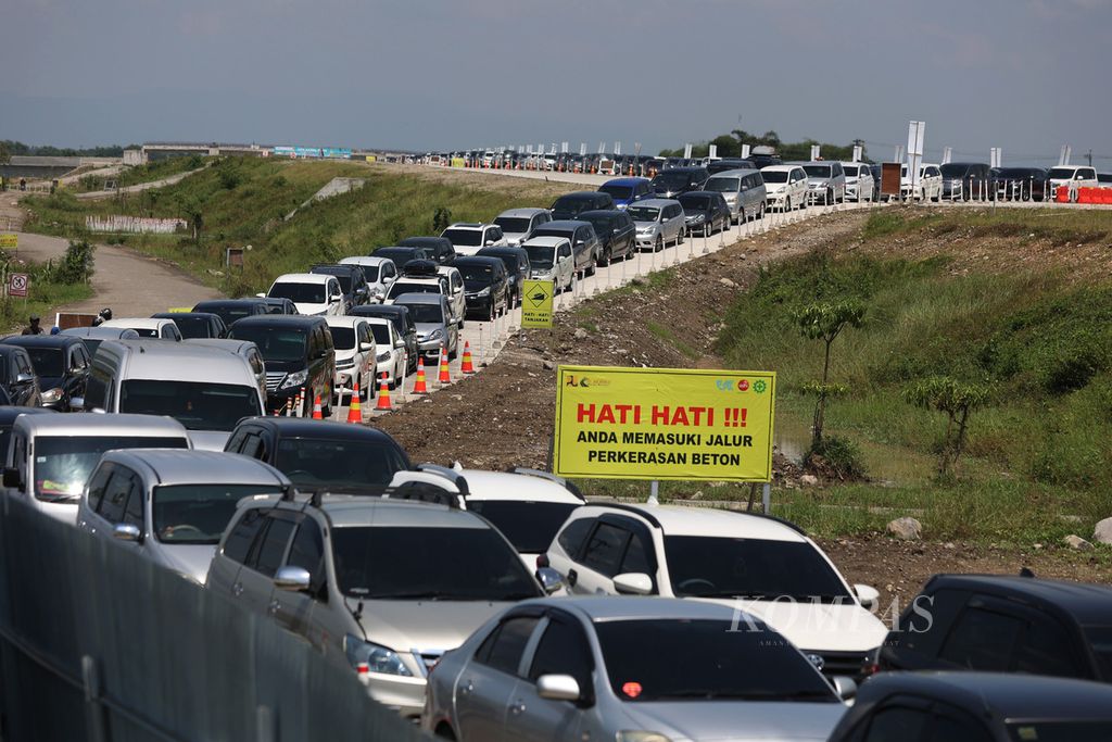 Hundreds of homecoming vehicles line up to leave the Solo-Yogyakarta Toll Road in Banyudono District, Boyolali, Central Java, Tuesday (25/4/2023).
